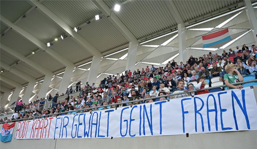 Proteste gab es im und vor dem Stadion
