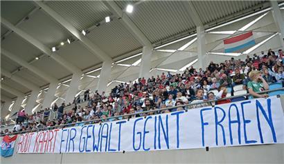 Proteste gab es im und vor dem Stadion
