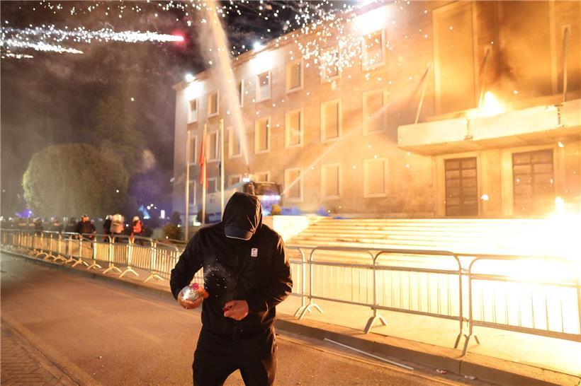 Protestierende Menschenmenge mit Bannern bei regierungsfeindlicher Demonstration in Tirana, Albanien am vergangenen Freitag