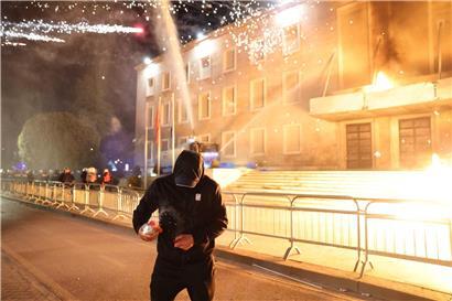 Protestierende Menschenmenge mit Bannern bei regierungsfeindlicher Demonstration in Tirana, Albanien am vergangenen Freitag
