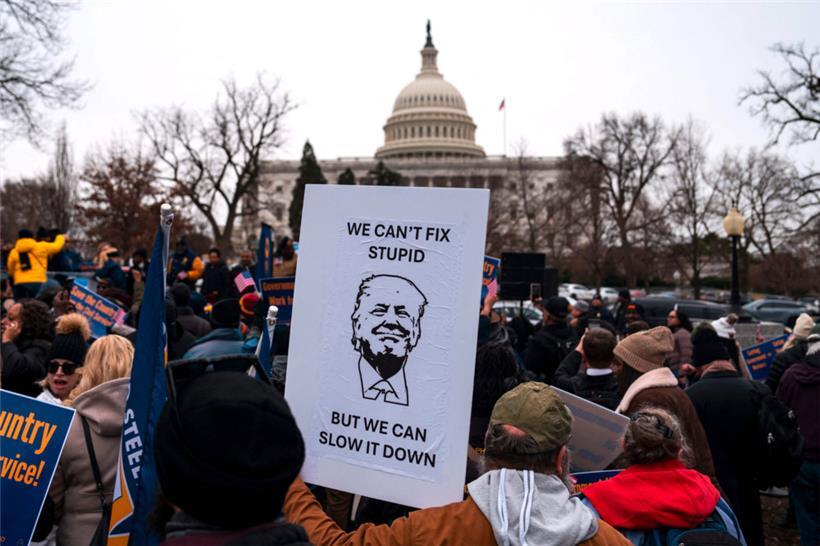 Proteste von Staatsbediensteten in Washington: Nicht nur fährt Elon Musk mit der Abrissbirne durch die Ministerien, er führt unter Umständen auch dazu, dass die digitale Sicherheit der USA schweren Schaden erleidet

