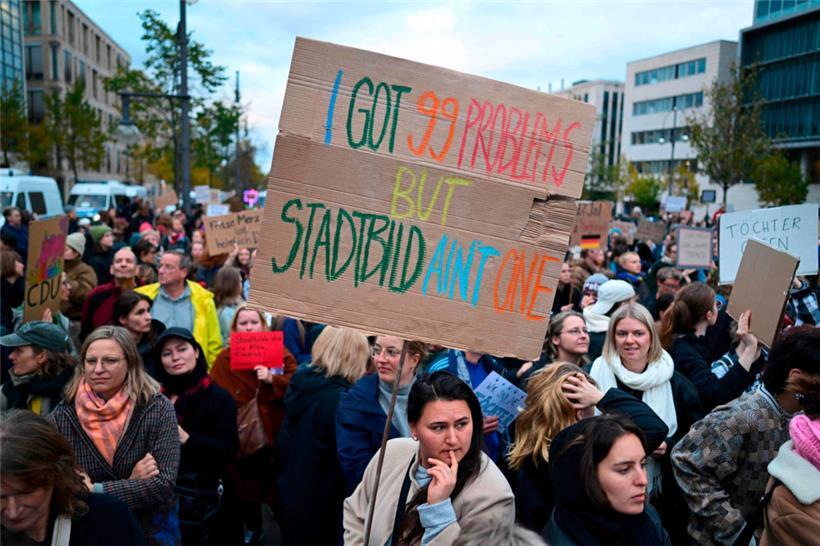 Proteste vor dem CDU-Sitz, dem Konrad Adenauer Haus, in Berlin gegen die Aussagen von Kanzler Friedrich Merz zum „Stadtbild“

