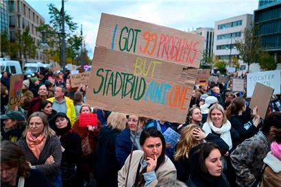 Proteste vor dem CDU-Sitz, dem Konrad Adenauer Haus, in Berlin gegen die Aussagen von Kanzler Friedrich Merz zum „Stadtbild“
