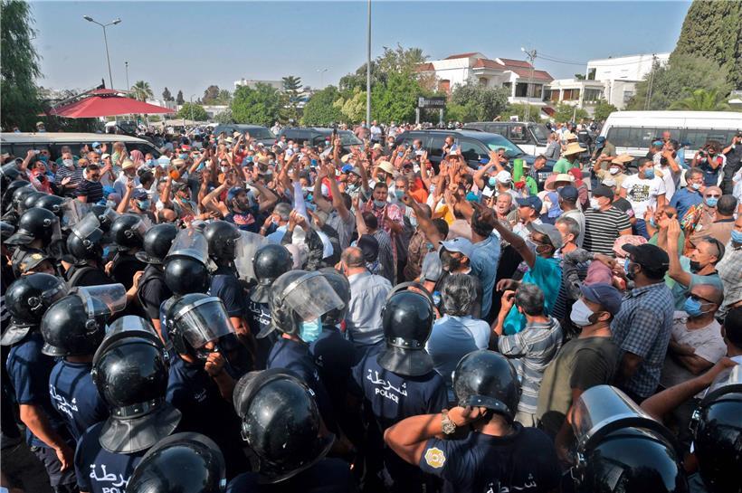 Proteste vor dem Parlament in Tunis
