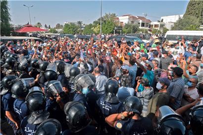 Proteste vor dem Parlament in Tunis
