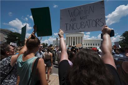 Proteste vor dem Supreme Court nach der Roe v Wade Entscheidung. 
