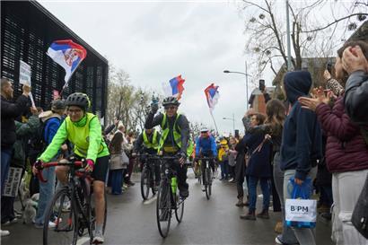 Protestierende Universitätsstudenten machen sich mit dem Fahrrad auf den Weg nach Straßburg, um die EU auf ihre monatelangen Proteste gegen Korruption aufmerksam zu machen

