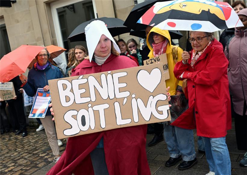 Protestierende haben sich am Montag vor dem Parlament versammelt, um für das Verankern der Abtreibung in der Verfassung zu demonstrieren
