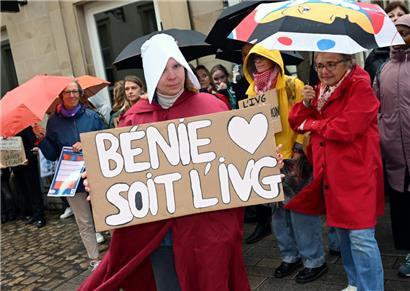 Protestierende haben sich am Montag vor dem Parlament versammelt, um für das Verankern der Abtreibung in der Verfassung zu demonstrieren
