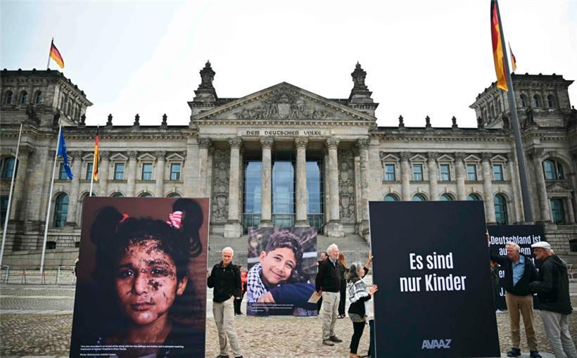 Protestkundgebung vor dem Deutschen Bundestag gegen den israelischen Krieg im Gazastreifen
