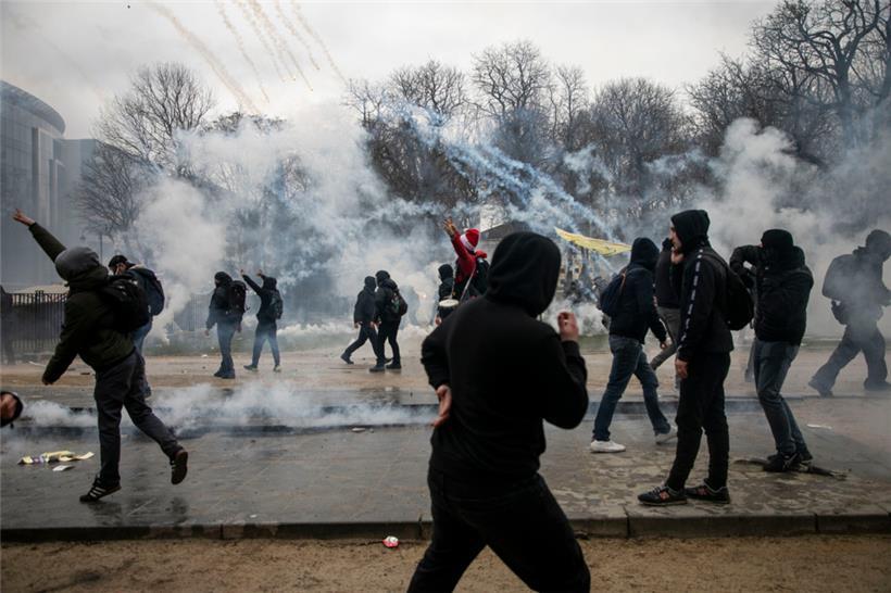 Protestler auf der Demonstration in Brüssel am Sonntag
