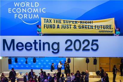 Protestler fordern während des Weltwirtschaftsforums 2025 in Davos eine Steuer für Superreiche
