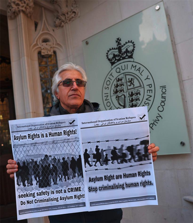 Protestler gestern vor dem Supreme Court in London 
