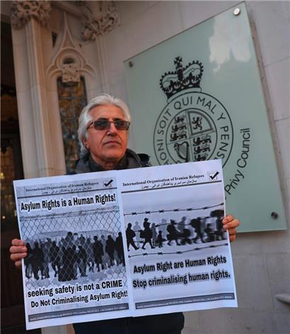 Protestler gestern vor dem Supreme Court in London 
