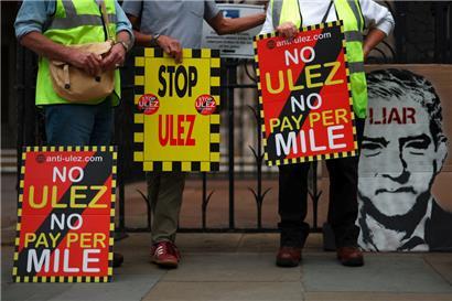 Protestler vor einem britischen Gericht wollen keine Maßnahmen für eine bessere Luftqualität
