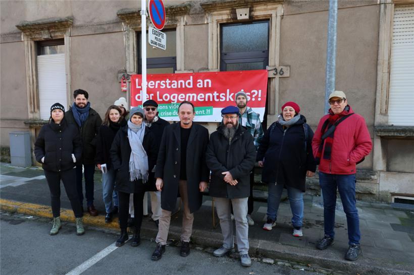 Protestpiquet von „déi Lénk“ am vergangenen Samstag in Esch. Dass das ehemalige Gendarmerie-Gebäude in der rue du Nord leer stehe, sei inakzeptabel.
