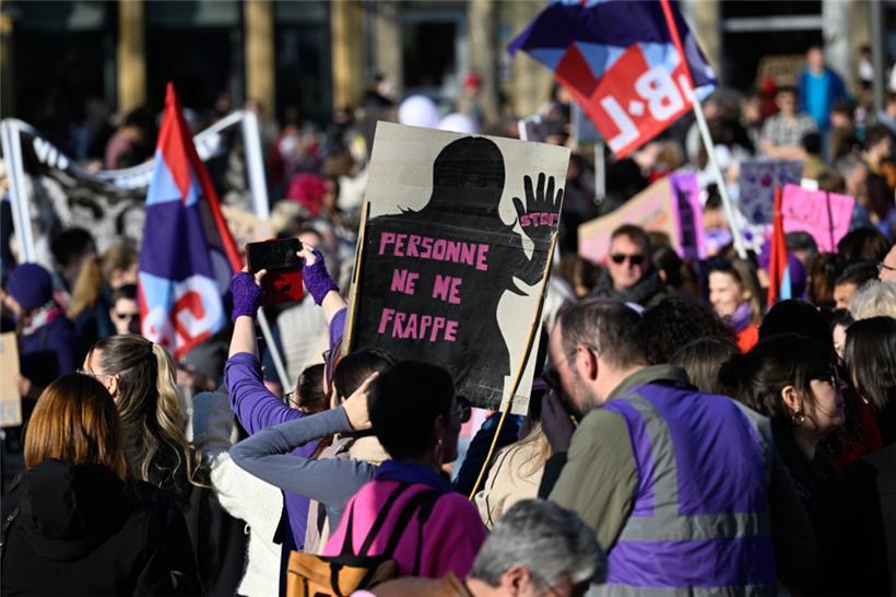 Protestschild gegen Gewalt bei der „Marche féministe“ 2025 in Luxemburg-Stadt
