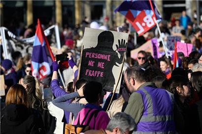 Protestschild gegen Gewalt bei der „Marche féministe“ 2025 in Luxemburg-Stadt

