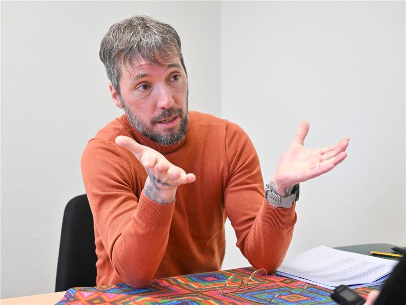 Psychotherapeut Mario Scholer im Beratungsraum bei einer Therapie-Sitzung, freundliche Atmosphäre, professionelle Betreuung