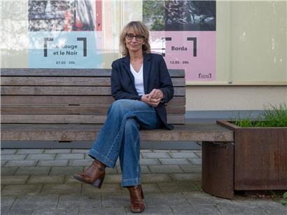 Psychotherapeutin Hélène Romano berät Opfer von coercive control (Zwangskontrolle) in einfühlsamer Therapiesitzung