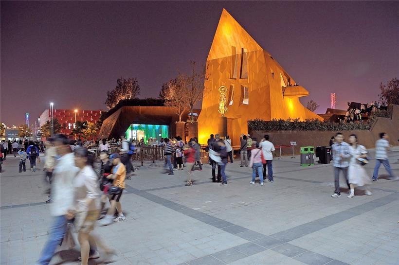 Publikumsmagnet: die „Gëlle Fra“ vor dem Luxemburger Pavillon bei der Weltausstellung 2010 in Schanghai
