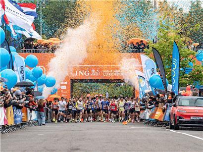 Regenwolken und fallender Regen beim Start der 19. Auflage eines Outdoor-Events im Freien
