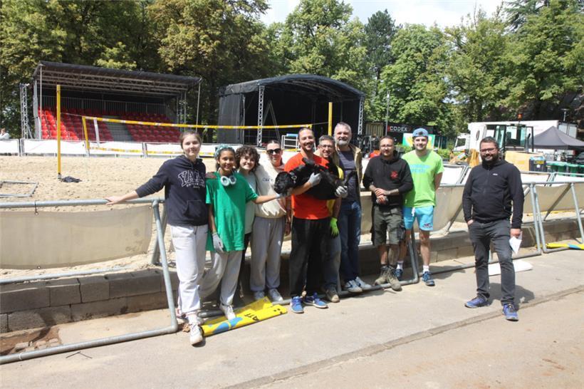 Puh, geschafft! Zu sehen ist nur ein Teil der ehrenamtlichen Helfer. Insgesamt waren rund 50 im Einsatz.
