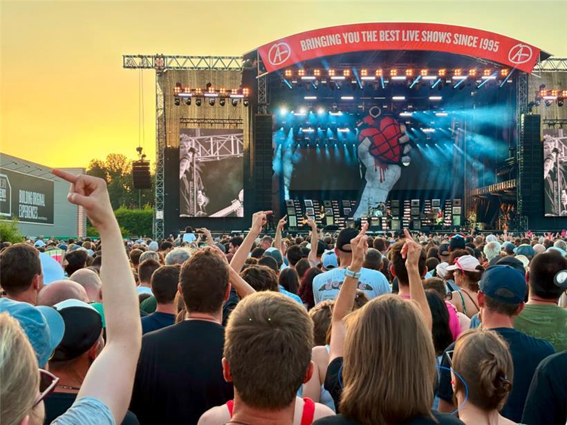Punk, Rock und Gegenwehr: Sowohl das Publikum als auch die Band drückten an dies...