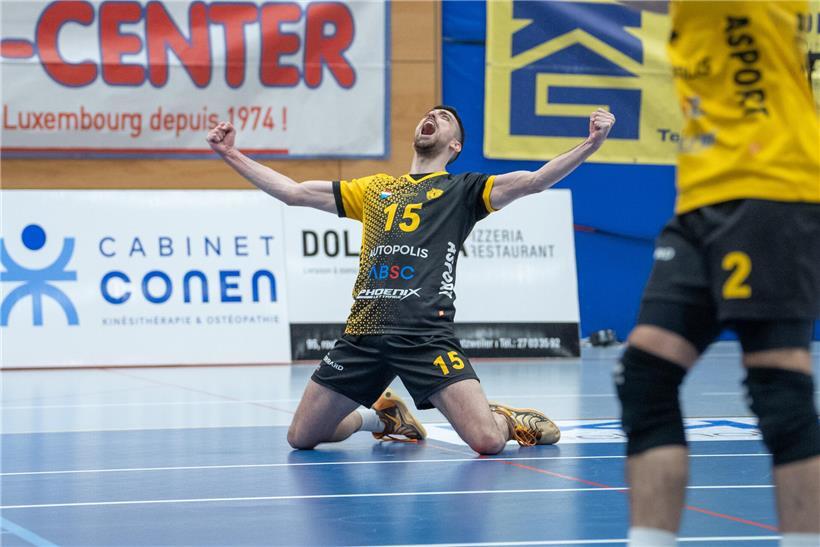 Mateja Gajin strahlt pure Freude in natürlicher Umgebung, glückliche Emotionen, authentisches Porträt, positive Ausstrahlung