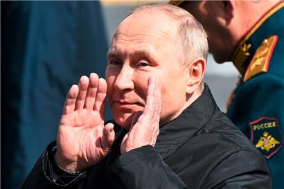 Putin am 9. Mai auf dem Roten Platz, wo er meinte, der Westen schmiede Pläne für eine Invasion Russlands
