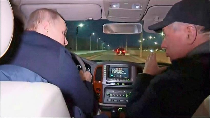 Putin fuhr offenbar selbst mit einem Fahrzeug durch die von seinen Truppen weitgehend zerstörte ukrainische Stadt Mariupol
