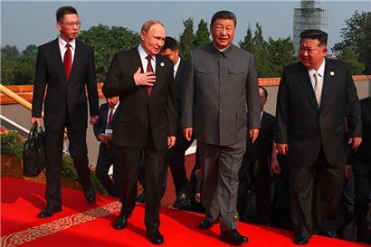 Putin und Xi bei der Militärparade in Peking
