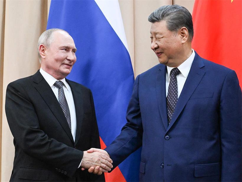 Putin und Xi beim freundschaftlichen Händedruck am Rande des Gipfels in Bischkek