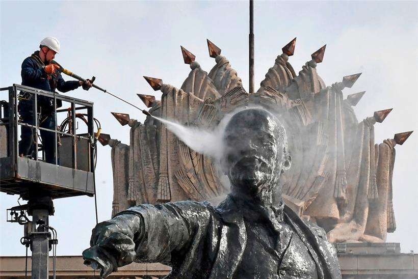 Putzarbeiten in Moskau: „Bloß nicht aufmucken“ ist ein Satz, der die Sowjetzeit überlebte und bis heute das Leben sehr vieler Menschen in Russland bestimmt
