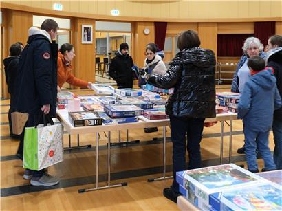 Teilnehmer der vierten Puzzle-Tauschbörse im Centre culturel Paul Barblé tauschen fertige Puzzles gegen neue Motive aus