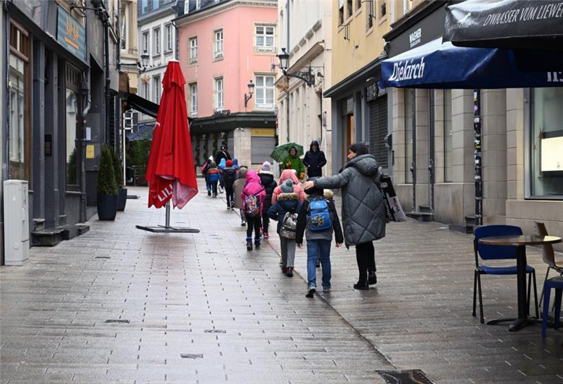 Quasi bedenkenlos können auch junge Passantinnen und Passanten fortan mitten durch die rue de la Boucherie spazieren – denn Fahrzeuge dürften ihnen dort kaum mehr entgegenkommen
