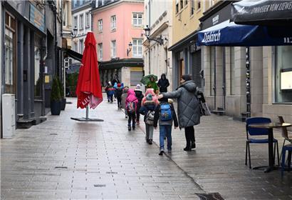 Quasi bedenkenlos können auch junge Passantinnen und Passanten fortan mitten durch die rue de la Boucherie spazieren – denn Fahrzeuge dürften ihnen dort kaum mehr entgegenkommen
