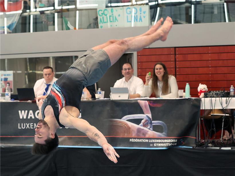 Quentin Brandenburger führt eine Bodenturn-Übung mit dynamischer Haltung und Konzentration aus