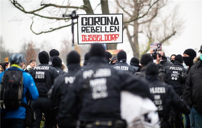 Querdenker haben gleich zu Beginn mit sehr gewaltorientierten und aggressiven Feindbildern operiert, sagt Konfliktforscher Zick
