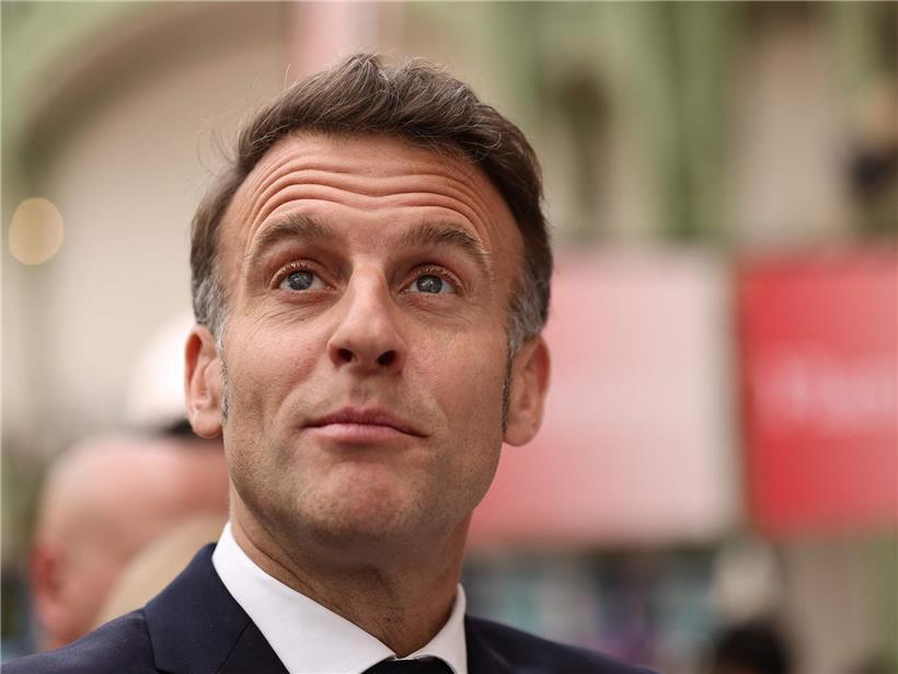 Porträt von Emmanuel Macron mit steigender Anzahl der Präsidentschaftskandidaten für die Wahl 2024 in Frankreich