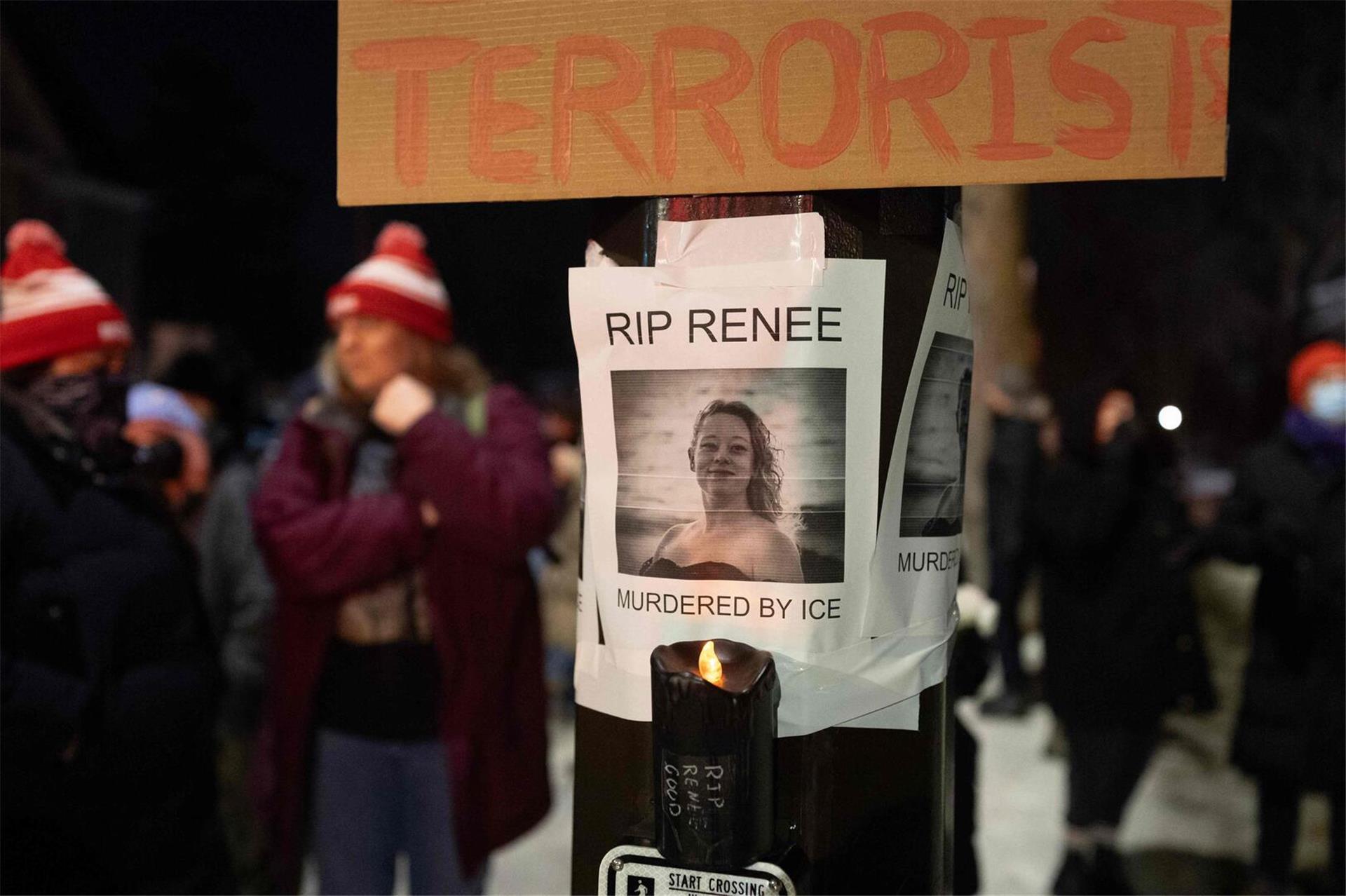 Gedenkplakat „RIP Renee, ermordet von ICE“ bei Trauerfeier für Renee Nicole Good in Minneapolis