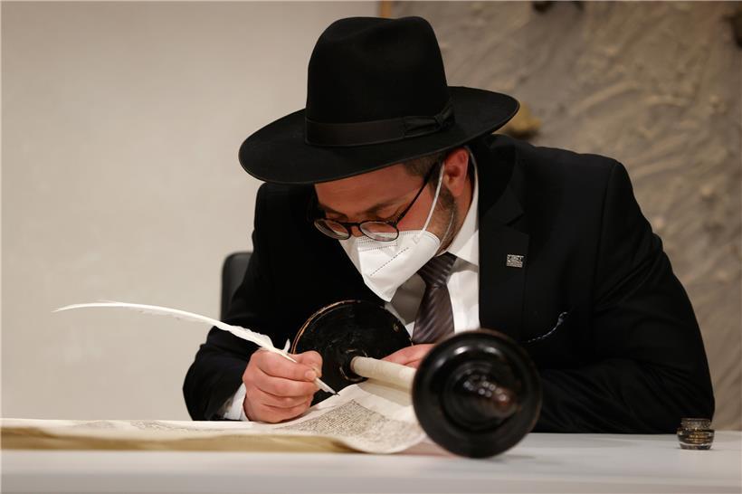 Rabbiner Shaul Nekrich nimmt an einer Zeremonie im Bundestag zur Vervollständigung der historischen Sulzbacher Torarolle von 1792, die 2013 wiederentdeckt und gerade restauriert wurde, am 76. Jahrestag der Befreiung des deutschen Vernichtungslagers Auschwitz am Tag des Gedenkens an die Opfer des Nationalsozialismus teil. 
