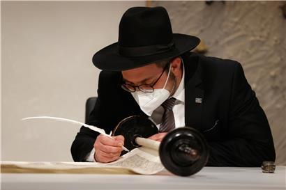Rabbiner Shaul Nekrich nimmt an einer Zeremonie im Bundestag zur Vervollständigung der historischen Sulzbacher Torarolle von 1792, die 2013 wiederentdeckt und gerade restauriert wurde, am 76. Jahrestag der Befreiung des deutschen Vernichtungslagers Auschwitz am Tag des Gedenkens an die Opfer des Nationalsozialismus teil. 
