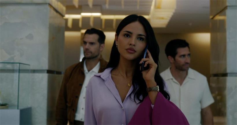 Eiza González (Mitte) hat in „In the Grey“