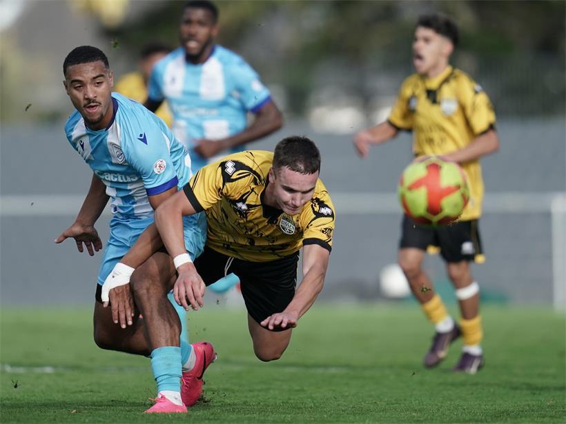 Racing-Verteidier Alan Delferriere (l.) im Duell mit dem Bissener Offensivmann Miguel Rebelo
