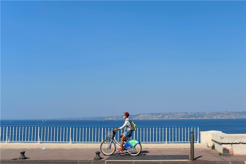 Radfahrer auf der Corniche in Marseille: Die Stadt ist inzwischen größter französischer Corona-Hotspot

