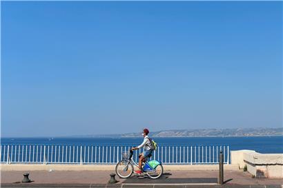 Radfahrer auf der Corniche in Marseille: Die Stadt ist inzwischen größter französischer Corona-Hotspot
