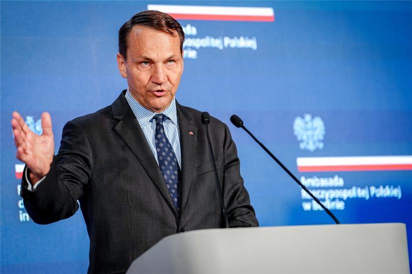 Radoslaw Sikorski, Außenminister von Polen, schließt eine versehentliche Luftraumverletzung aus
