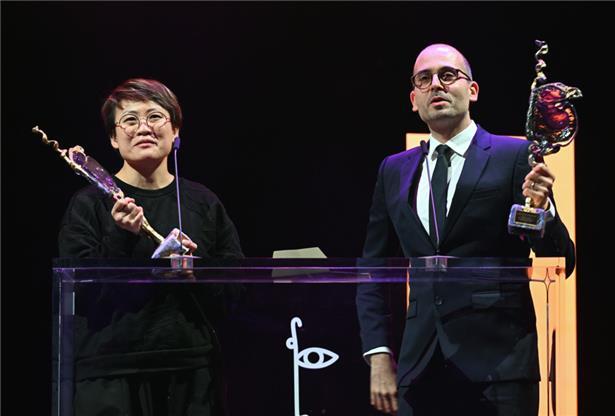 Rae Lyn Lee et Eric Lamhène erhielten den Preis für das beste Drehbuch mit dem Film „Hors d’haleine“ – dieser wurde ebenfalls als bester luxemburgischer Spielfilm ausgezeichnet
