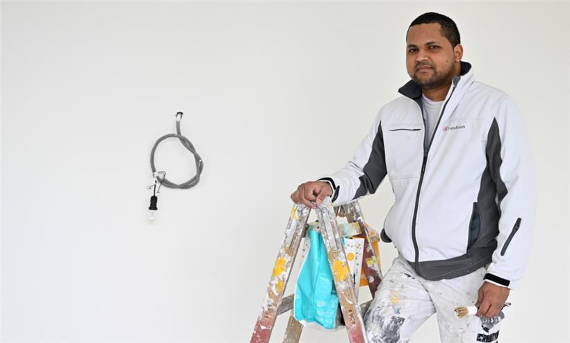 Rafael Gonzalez an seinem Arbeitsplatz. Der Venezolaner macht eine Ausbildung in einem Malerbetrieb
